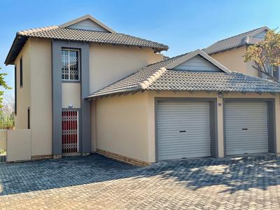 Townhouse For Sale in Ruimsig Country Estate, Krugersdorp