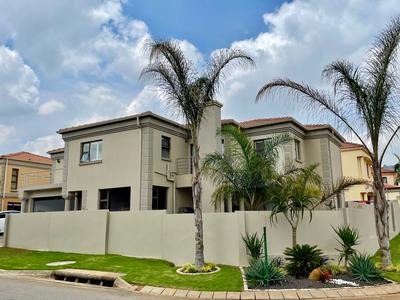 House For Sale in Ruimsig, Roodepoort