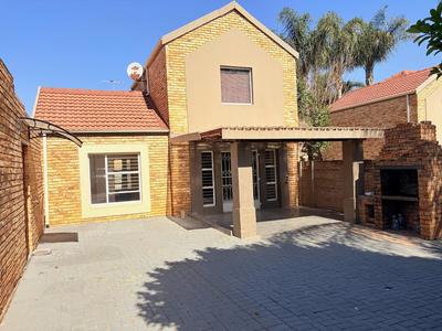 Townhouse For Rent in Wilgeheuwel, Roodepoort